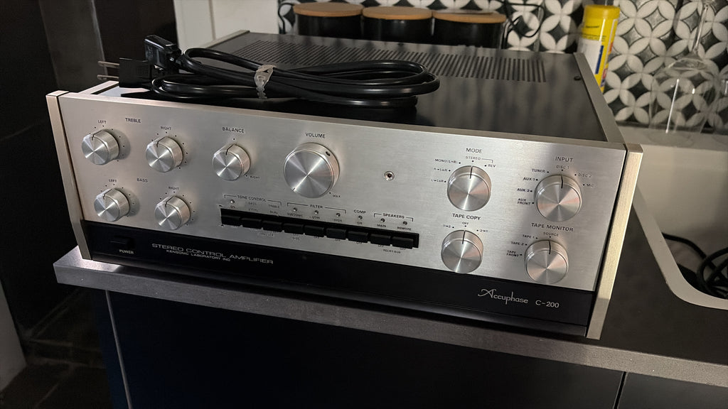 למכירה: סט היי-אנד Accuphase קלאסי 
 קדם-מגבר: Accuphase C-200
 מגבר כוח: Accuphase P-300S